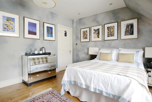 Un pat sau paturi într-o cameră la The Cloudesley Guesthouse