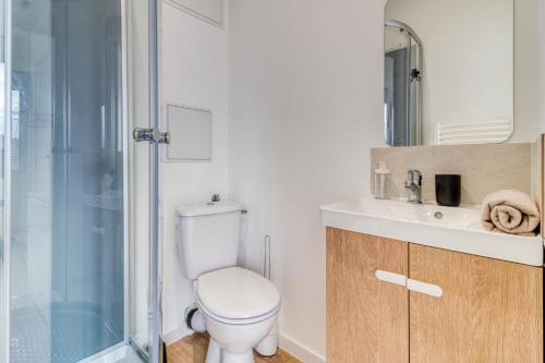 康布雷的住宿－1225Location，浴室配有卫生间、盥洗盆和淋浴。