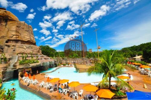 a pool at a theme park with people in it at Spazzio diRoma - Com acesso ao Acqua park in Caldas Novas