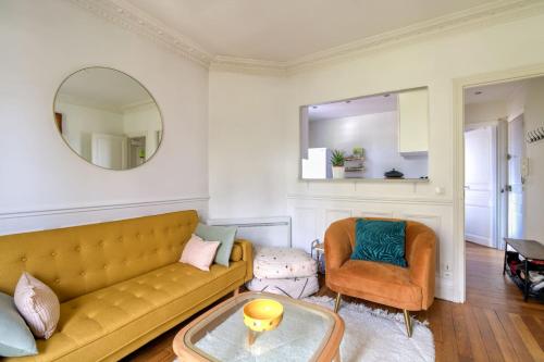 un salon avec un canapé et une chaise dans l'établissement Appartement Mosta - Welkeys, à Versailles