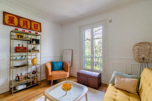 un salon avec un canapé et une table dans l'établissement Appartement Mosta - Welkeys, à Versailles