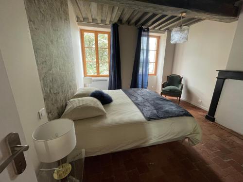 Un dormitorio con una cama grande y una ventana en Gîte La Bancale, en Lormes