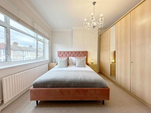 En eller flere senge i et værelse på Enchanting 3Bed, 2 Reception Apartment w/ Private Garden & Parking in Ilford