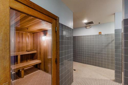 y baño con ducha de azulejos azules. en Bahama Bay Resort 18702, en Kissimmee