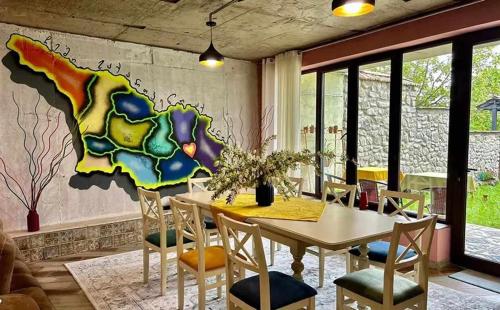 ein Esszimmer mit Tisch und Stühlen in der Unterkunft Paradiso Hotel in Telawi