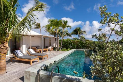 une villa avec une piscine et un complexe dans l'établissement Le Sereno, à Gustavia