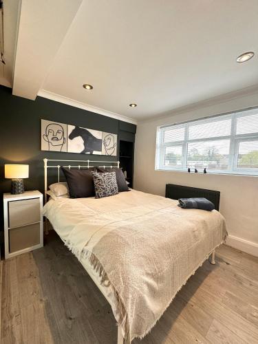 Un dormitorio con una cama grande y una ventana en Chester City-Walls Overlooking River (Central Location) en Chester
