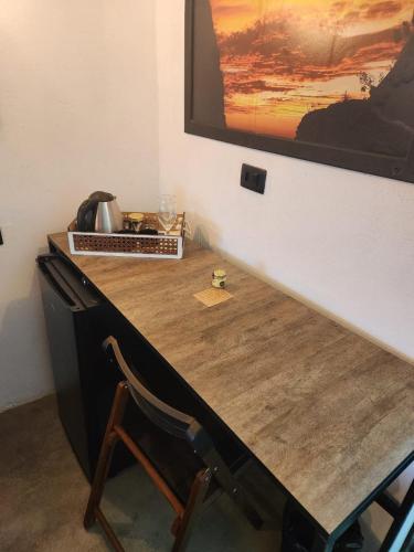 a desk with a keyboard and a chair in a room at Suítes Domo do Matto in Garanhuns