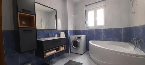 Un baño con lavabo y lavadora. en Appartamento No. 1, en Opatija