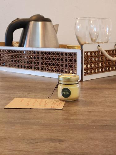 a jar of honey sitting on a table with a note at Suítes Domo do Matto in Garanhuns
