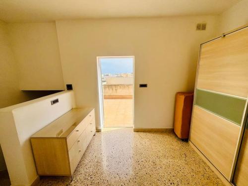 ein leeres Zimmer mit einer Tür, die in ein Zimmer führt in der Unterkunft 2 bedroom 2 bathroom Apartment in Sliema