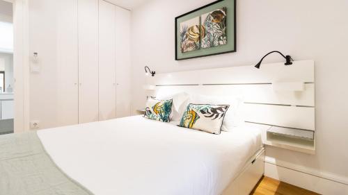 Porto River Flat w/ Patio by LovelyStay