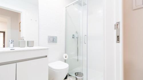 Porto River Flat w/ Patio by LovelyStay