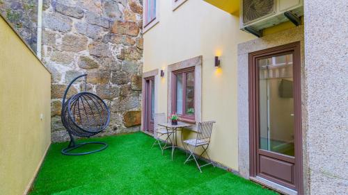 Porto River Flat w/ Patio by LovelyStay