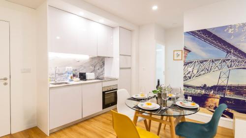 Porto River Flat w/ Patio by LovelyStay