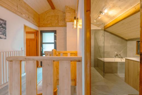 cocina y baño con lavabo y bañera en Etoile des Vents en Morzine