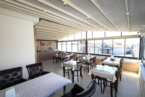 - une salle à manger avec des tables, des chaises et des fenêtres dans l'établissement Metrohill Hotel, à Istanbul