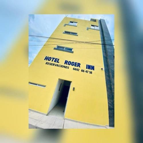 un edificio amarillo con un cartel en el costado en hotel roger Inn mazatlan, en Mazatlán