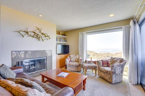 Watsonville Condo with Ocean Views and Beach Accessにあるシーティングエリア