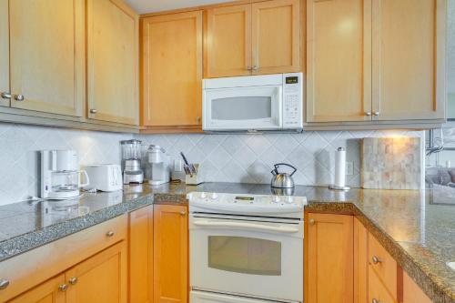 Watsonville Condo with Ocean Views and Beach Accessにあるキッチンまたは簡易キッチン