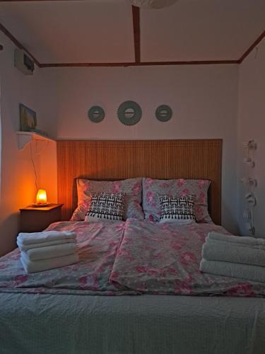 ein Schlafzimmer mit einem großen Bett mit Decken und Kissen in der Unterkunft Anna Faház in Balatonmáriafürdő