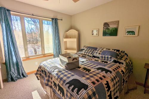 ein Schlafzimmer mit einem Bett und einem Kasten darauf in der Unterkunft Mountain Hideout by AvantStay Game Room Deck in Albrightsville