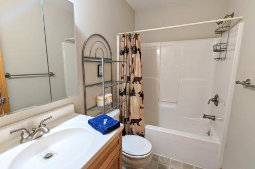 ein weißes Bad mit einem Waschbecken und einem WC in der Unterkunft Mountain Hideout by AvantStay Game Room Deck in Albrightsville