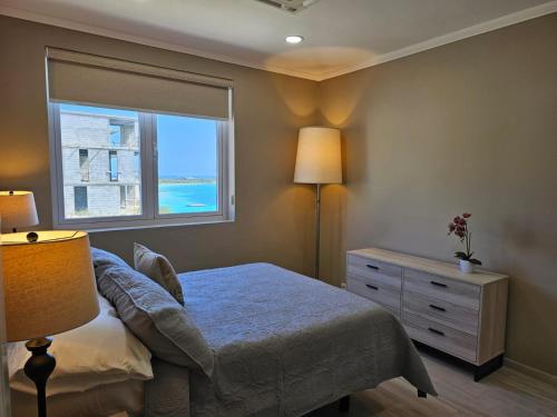 um quarto com uma cama e uma janela em Little bit of Heaven em Ceru Colorado