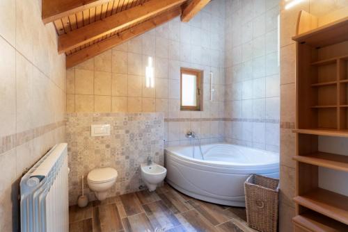 een badkamer met een bad, een toilet en een wastafel bij Vila Sarajevo in Sarajevo