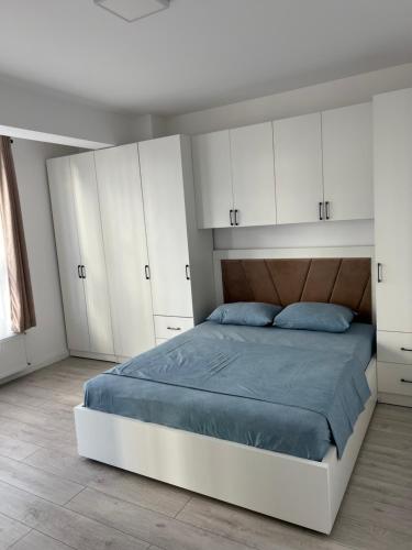 Luxury 2 bedroom Apartments 19 tesisinde bir odada yatak veya yataklar