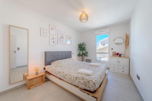ein Schlafzimmer mit einem Bett und einem großen Spiegel in der Unterkunft Le Rooftop de la Peyrière - Parking - Climatisation - 10 min de Montpellier in Saint-Jean-de-Védas