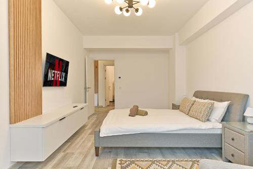 a bedroom with a bed and a dresser and a bed at Ada Homes 07 in Braşov