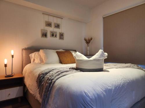 a bedroom with a large bed and a table with a lamp at La Floresta - Mejor opción relación calidad precio in Quetzaltenango