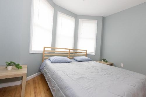 - une chambre avec un lit et 2 oreillers dans l'établissement Cozy & Classy 3-Bed to mins NYC, à Jersey City