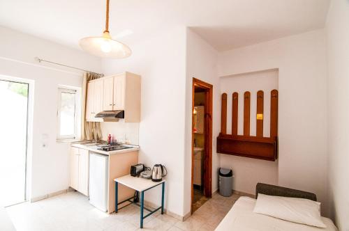 eine kleine Küche mit einem Tisch in einem Zimmer in der Unterkunft Irene Apartments in Karpathos