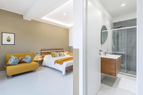 ein Schlafzimmer mit einem Bett und einem Waschbecken in der Unterkunft aura in Monte Porzio Catone