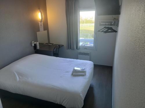 a hotel room with a bed and a window at Fasthotel in Jaux