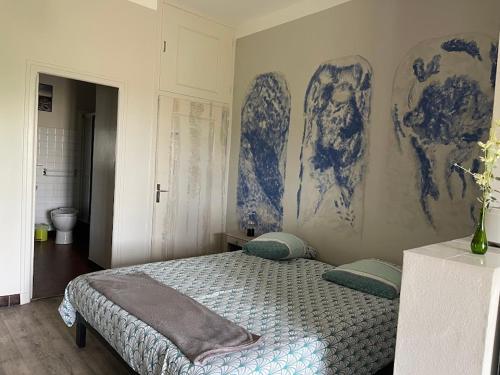 מיטה או מיטות בחדר ב-Les hyacinthes 4