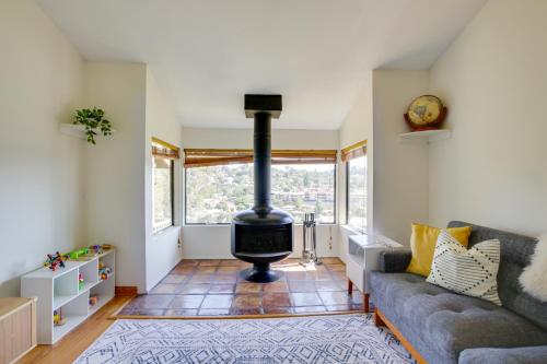 Χώρος καθιστικού στο La Mesa Townhome 15 Mi to San Diego!