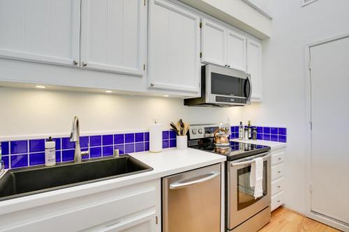 Η κουζίνα ή μικρή κουζίνα στο La Mesa Townhome 15 Mi to San Diego!