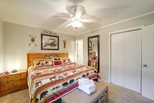 sypialnia z łóżkiem i wentylatorem sufitowym w obiekcie Cozy Beech Mountain Condo Amenities and Ski Shuttle w mieście Beech Mountain