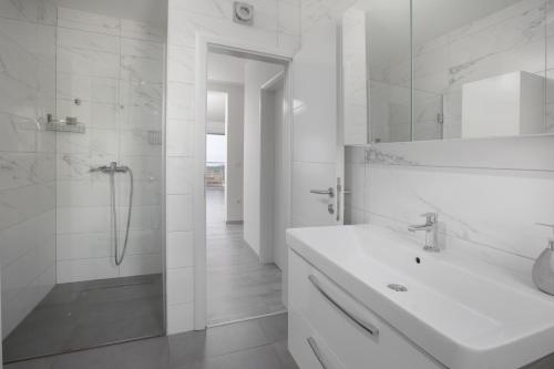 Ένα μπάνιο στο Sea View Apartments Dammi with free parking