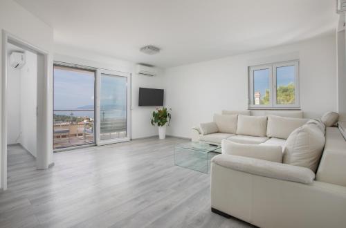 Μια τηλεόραση ή/και κέντρο ψυχαγωγίας στο Sea View Apartments Dammi with free parking