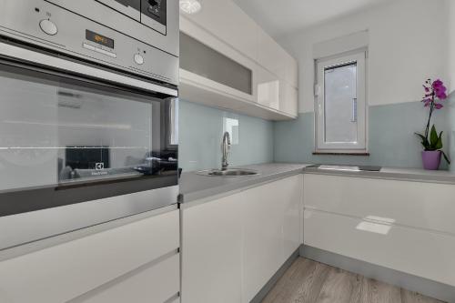 Η κουζίνα ή μικρή κουζίνα στο Sea View Apartments Dammi with free parking