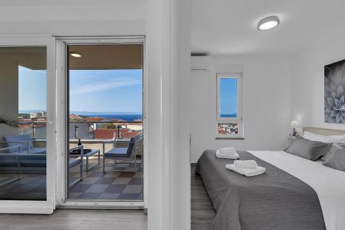 Ένα ή περισσότερα κρεβάτια σε δωμάτιο στο Sea View Apartments Dammi with free parking