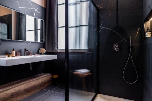 Bilik mandi di Host Inn Neat Sūite - Spa & Cinema