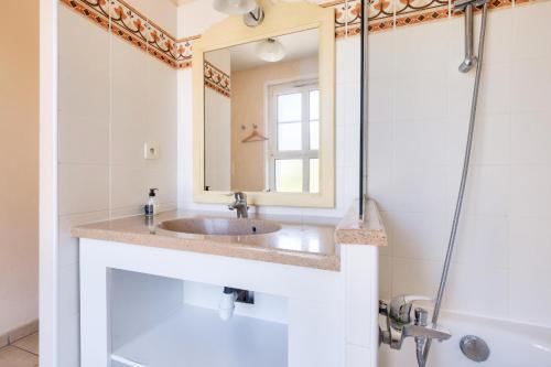 une salle de bain avec un lavabo et un miroir dans l'établissement Résidence Cannes Villa Francia - maeva Home - Appartement climatisé 3 pièces 4 personnes - Sélection MAE-6737, à Cannes