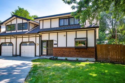 een huis met een garage en een hek bij Come stay at the Elm Grove Elegance Irene! in Boise