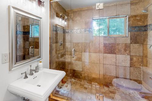 y baño con lavabo y ducha. en Hermosa Hideaway, en Durango