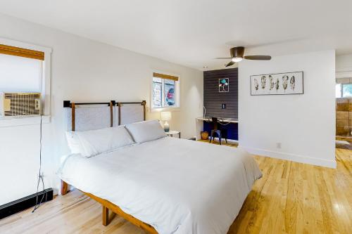1 dormitorio blanco con 1 cama y ventilador de techo en Hermosa Hideaway, en Durango